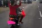 The Power of Emak-Emak, Diboncengi Naik Motor, Lihat Apa yang Dibawa oleh Ibu Ini, Netter Terperanga