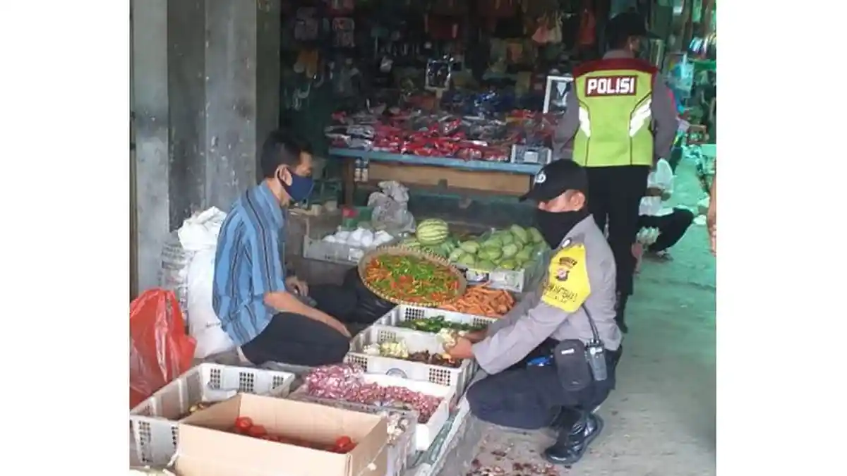 Jajaran Polsek Cisalak Polres Subang Cek Ketersedian Sembako dan Protokol Kesehatan di Pasar