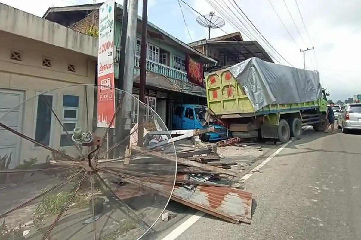 Dua Kecelakaan Waktu Berdekatan di Panyalaian Tanah Datar, Tabrakan Beruntun dan Truk Hantam Rumah