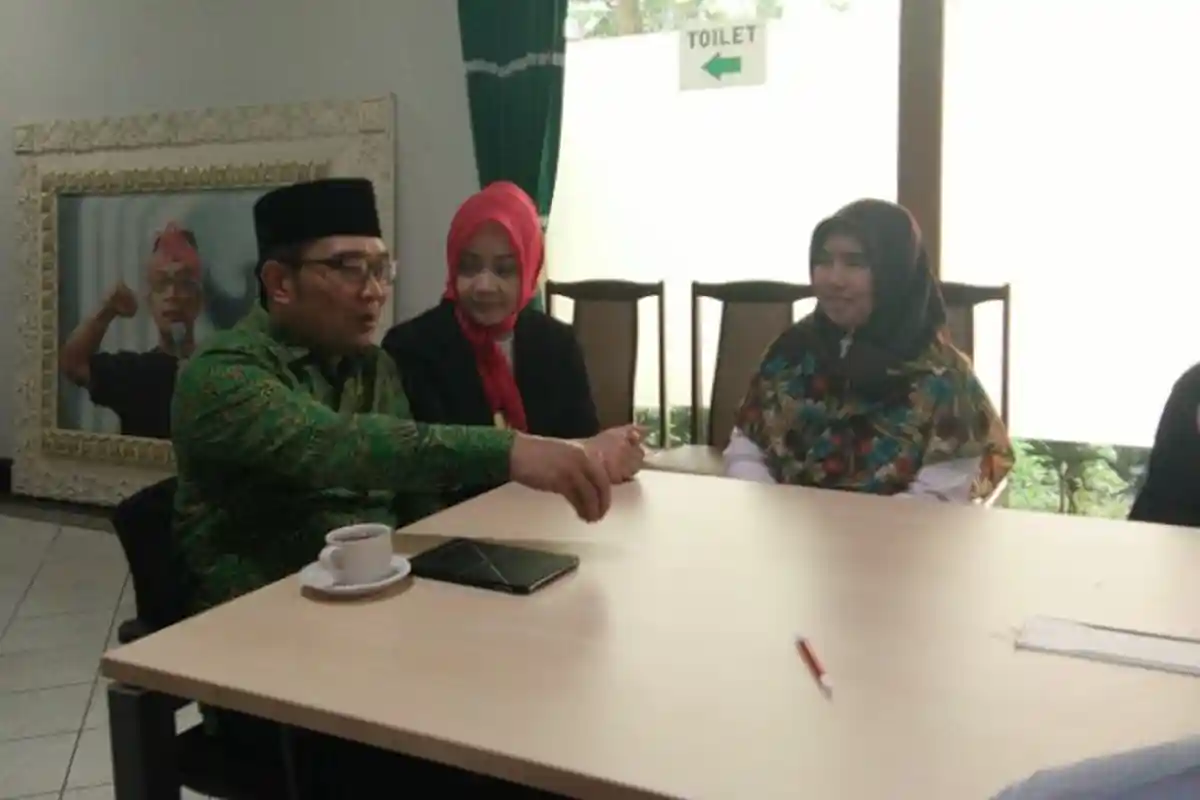 Bertemu Ridwan Kamil, Ini yang Didapat Rabiatul Adawiyah Guru yang Dipecat Karena Pilih Kang Emil