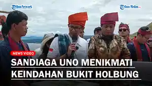 Menparekraf-Sandiaga-Uno-Menikmati-Keindahan-Bukit-Holbung-Samosir.jpg