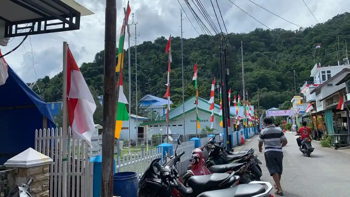 Jelang HUT ke-75 RI, Pedagang di Anambas Jahit Sendiri Bendera Merah Putih Untuk Dijual