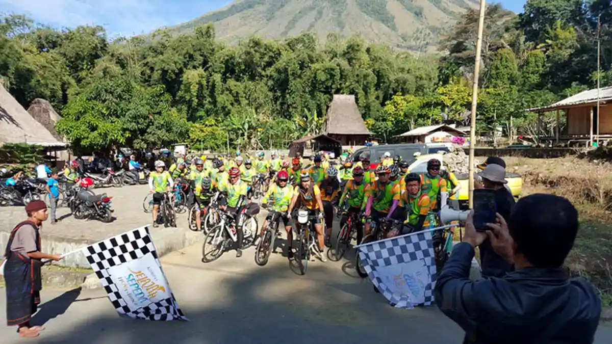 Peserta Jelajah Sepeda Kompas Melintasi Jalan Mendaki dari Bena hingga Warukeo