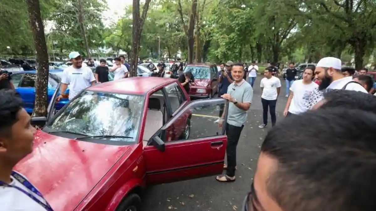 Bawa Mobil 90’an, Ijeck Ikut Mejeng Sore Bersama Anak-anak Muda Kota Medan