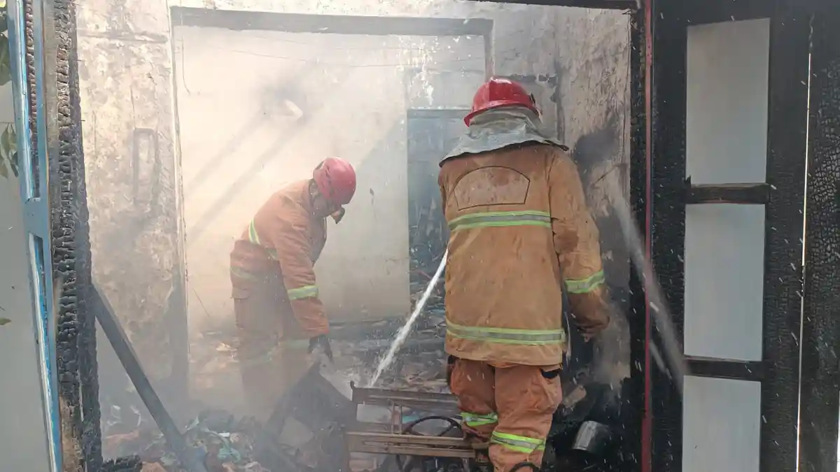 Rumah Basuni di Pekalongan Ludes Terbakar Setelah Terjadi Konsleting Listrik