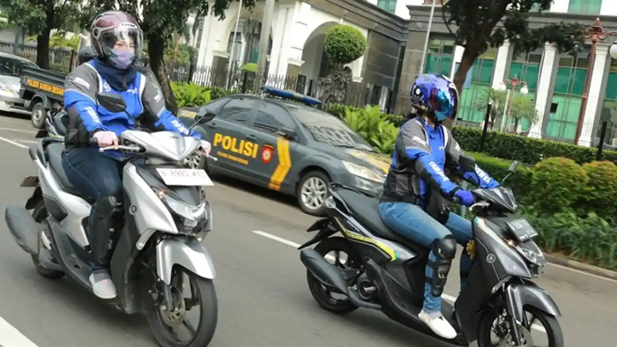Tips dan Trik Berkendara Sepeda Motor yang Wanita Wajib Ketahui