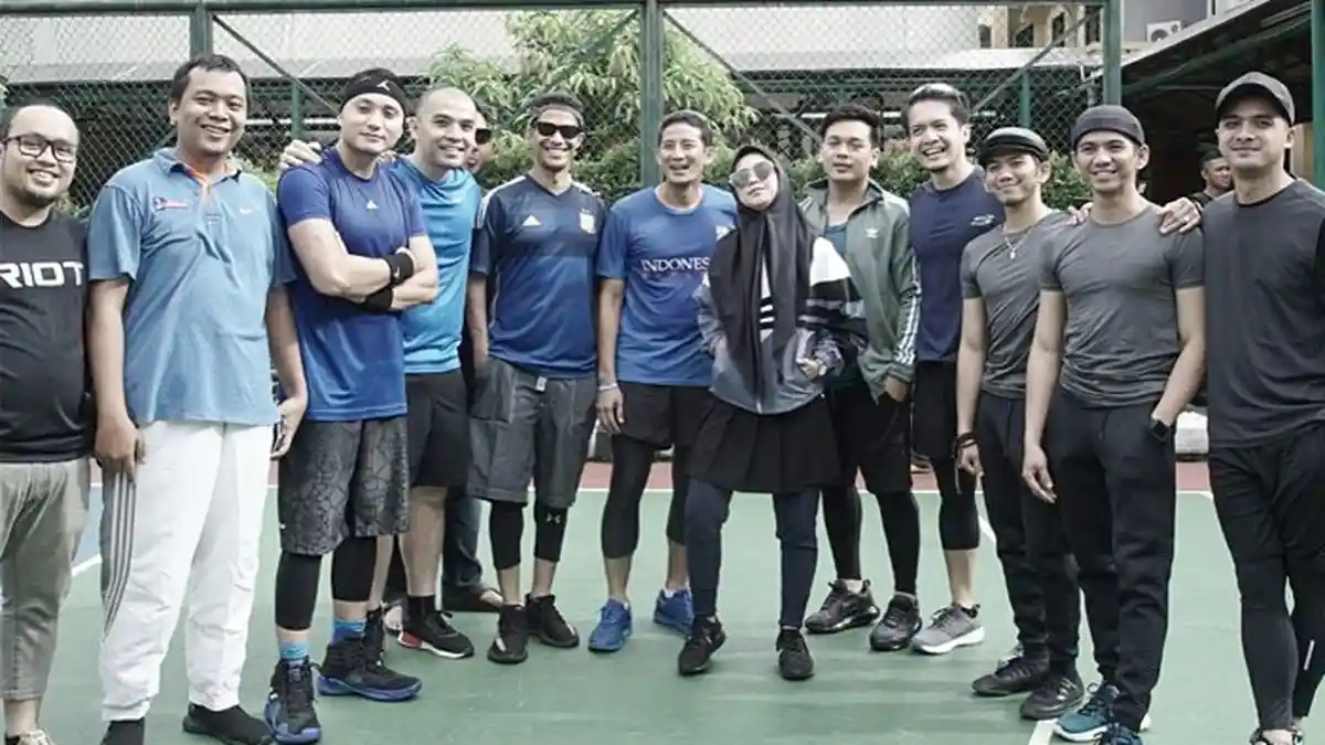 Jelang Debat Capres, Sandiaga Uno Main Basket dan Diskusi Bareng Dimas Seto hingga Ria Ricis