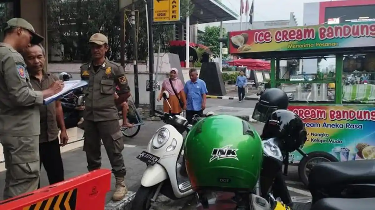 Satpol PP Tertibkan PKL di Jalan Dhoho Kota Kediri yang Langgar Jam Operasional