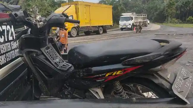 Sepeda-motor_kecelakaan_tanjabbar_turnip.jpg