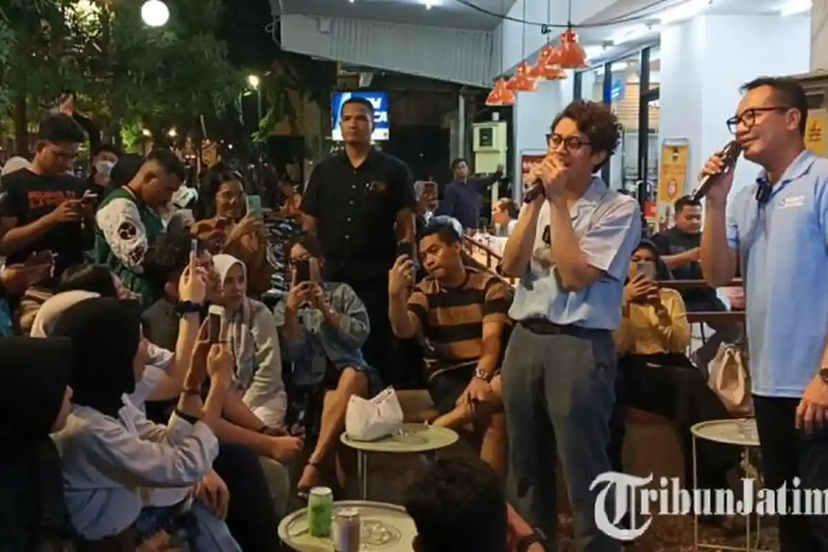 Ardhito Pramono Ngamen Bareng Yooky Tjahrial di Surabaya, Ratusan Pemuda di Jalan Tunjungan Histeris