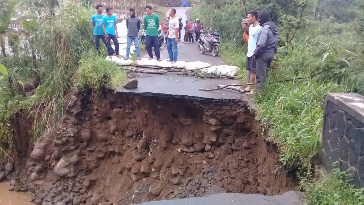 Jalan Penghubung antar Desa di Pejawaran Banjarnegara Terputus karena Longsor