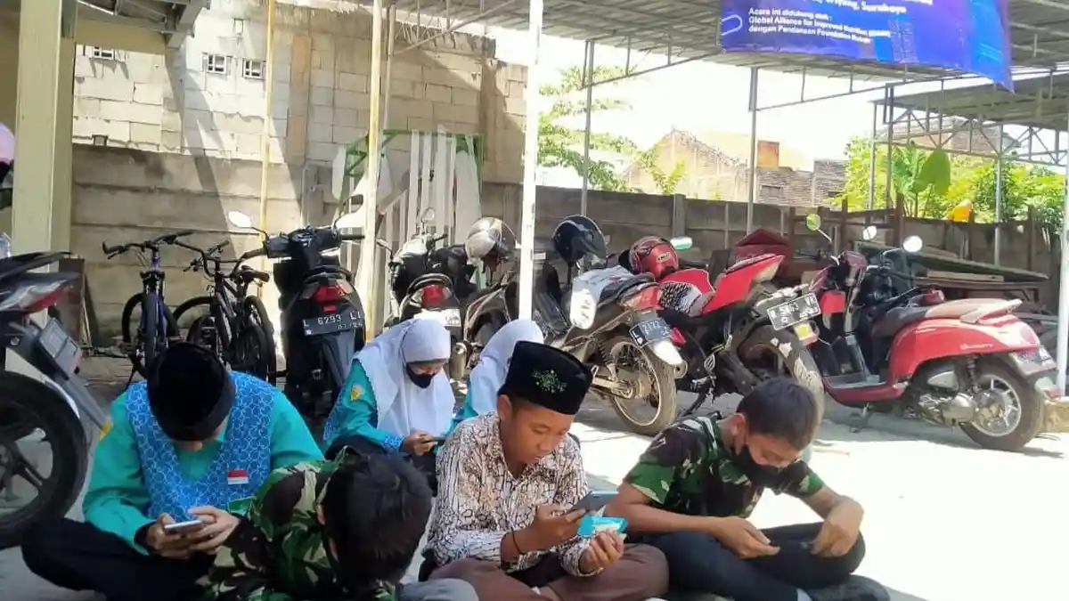Ratusan Siswa SMP Ma'arif NU Hasanudin Wiyung Surabaya Ikuti Lomba Scan Barcode Label Makanan