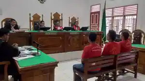 Mantan-sopir-Hakim-Khamozaro-Waruwu-Fahrul-Aziz-Siregar-tengah.jpg