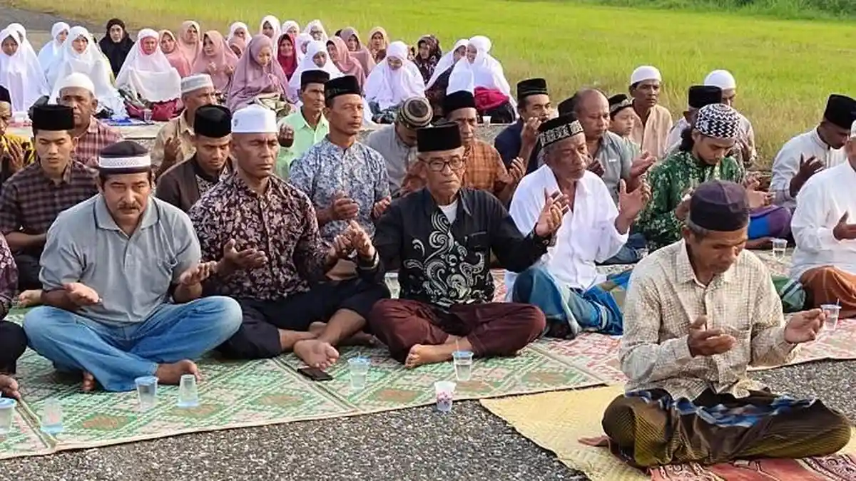 Padi Kekeringan dan Terancam Puso, Puluhan Petani di Aceh Utara Shalat Minta Turun Hujan 