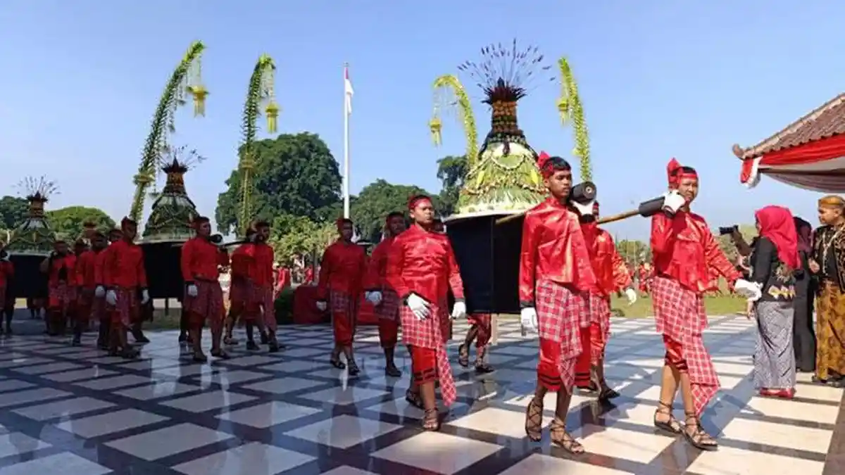 Meriahnya Grebeg Pancasila di Kota Blitar, Hadirkan Upacara Budaya & Kirab Gunungan Lima