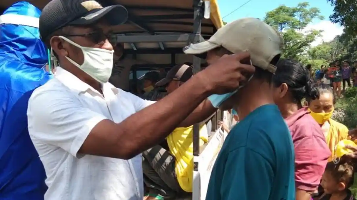 Pemdes Mokel Morid Bagikan APD dan Masker Gratis untuk Tenaga Kesehatan dan Warga