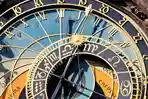Jam-astronomi-yang-menunjukkan-konstelasi-zodiak-di-Kota-Tua-Praha-Ceko.jpg