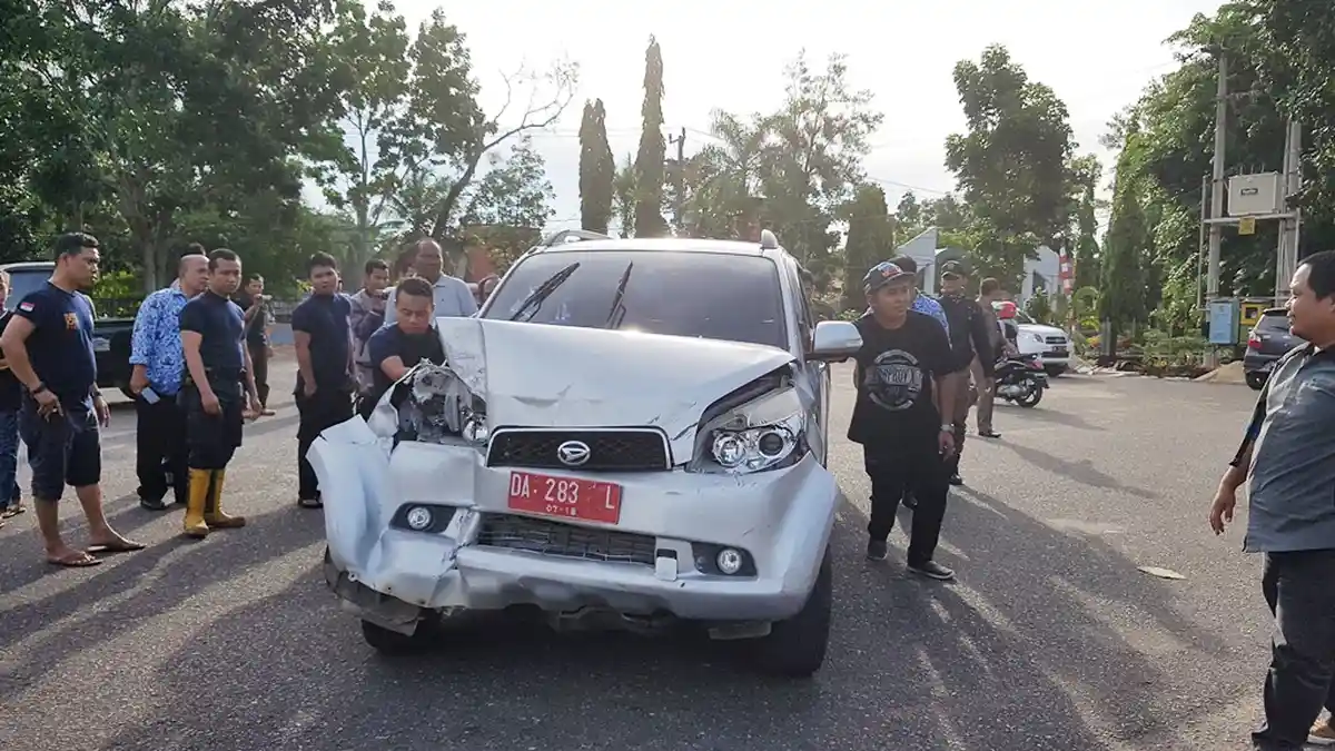 Ini yang Terjadi Jika Belajar Nyetir Gunakan Mobil Dinas