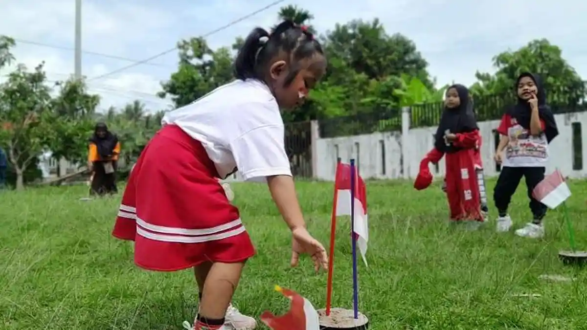 Aksi Lucu Bocil TK Rayakan HUT RI ke-80, Lomba Pasang Bendera Bikin Gemas