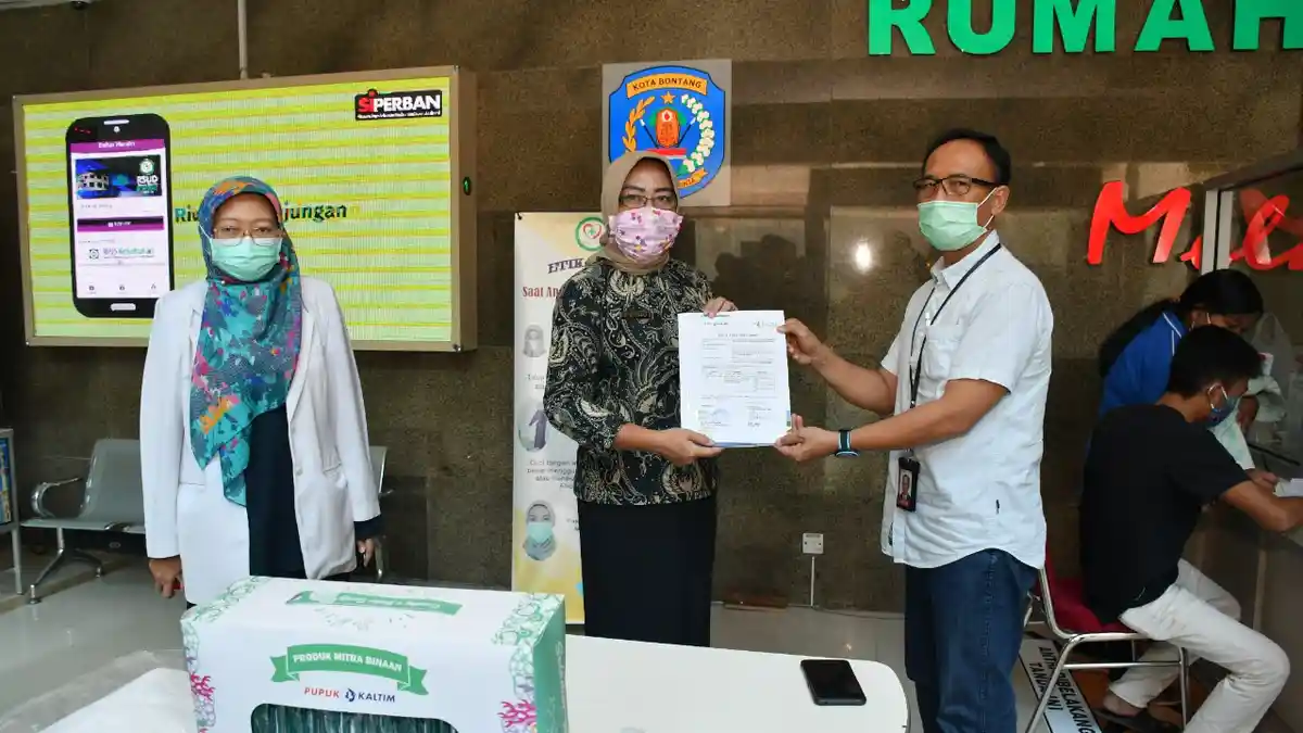 Pupuk Kaltim Salurkan APD untuk RSUD Taman Husada dan RS Amalia Bontang