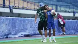Pelatih-Persib-Bandung-Bojan-Hodak-dan-Beckham-Putra-Nugraha.jpg