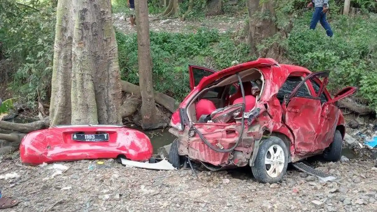 TRAGIS! Mobil Brio Merah Ringsek Setelah Terjun dari Tol Tangerang-Merak, Remaja 19 Tahun Tewas