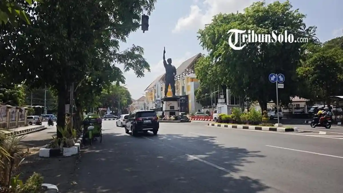 Satpol PP Sebut Coretan 'Makzulkan' di Sekitar Patung Slamet Riyadi ...