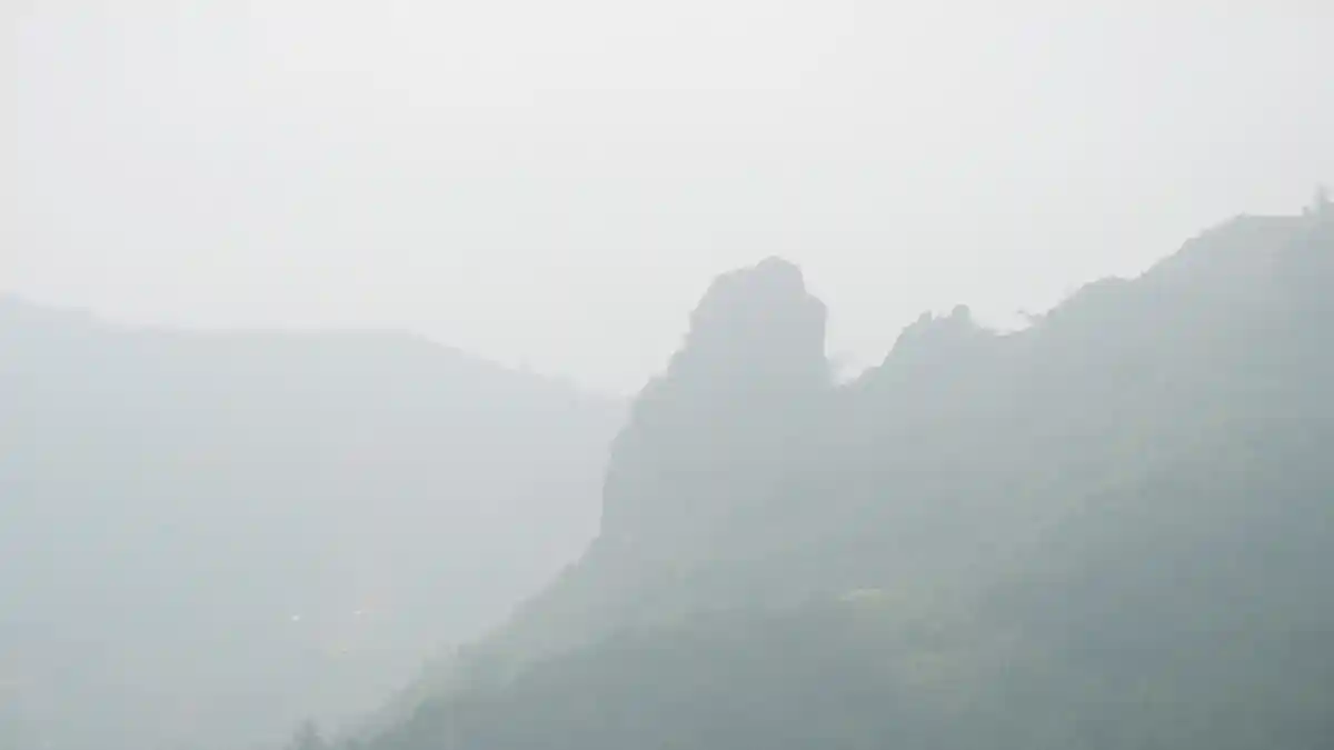 Penampakan Batu Raksasa Hasil Letusan Gunung Api di Sisi Jurang Gunung ...