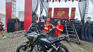 Presiden-Direktur-PT-Trio-Motor-Rita-Wijaya-menyerahkan-hadiah-undian-sepeda-motor.jpg
