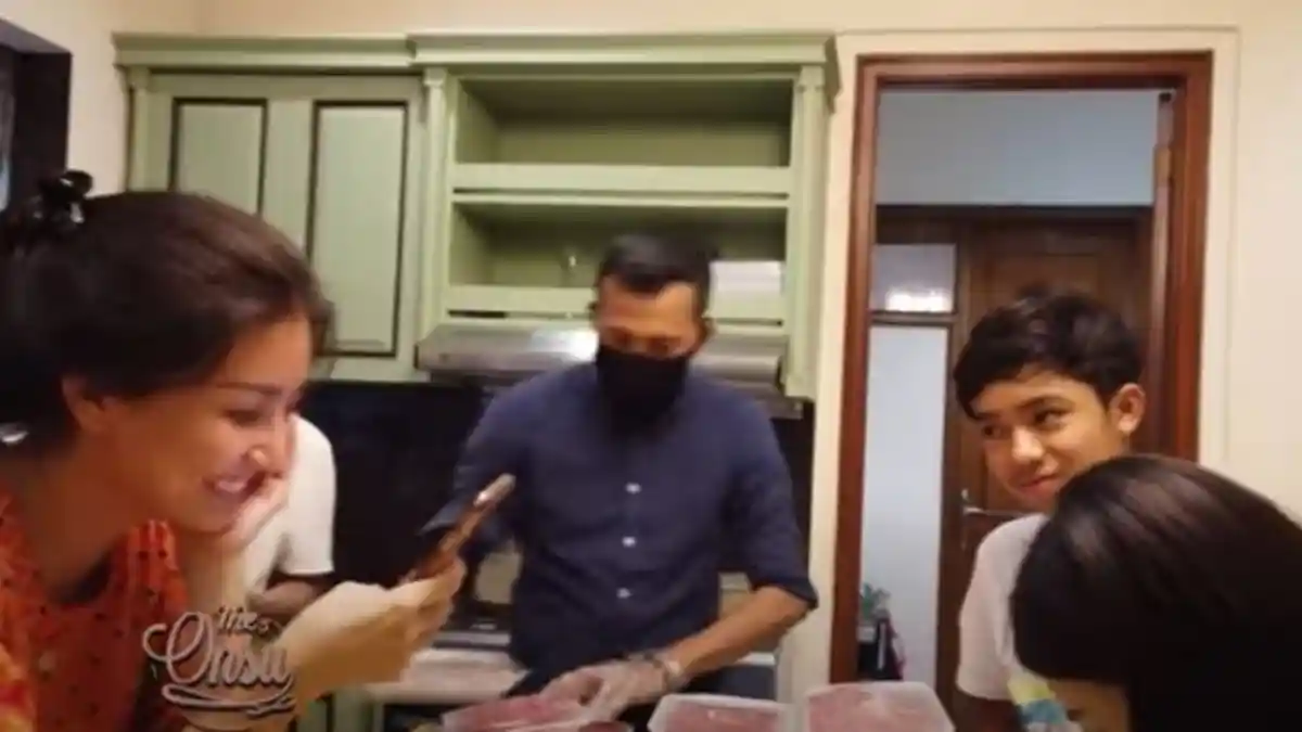 Penasaran Sarwendah Senyum-senyum Lihat Ponsel, Betrand Peto Posesif: 'Chat Sama Siapa?'