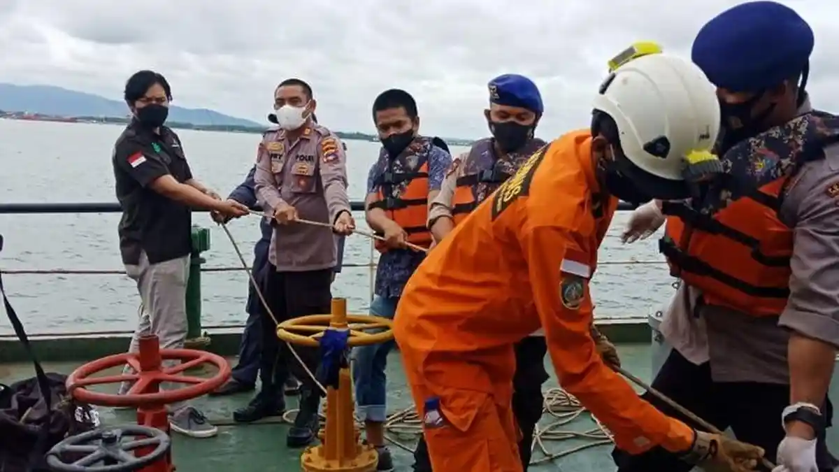 Diduga Terhirup Gas Berbahaya Saat Terjebak, Dua ABK Tewas