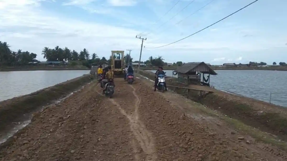 Masyarakat di Aceh Utara Galang Dana Perbaiki Jalan Rusak Menuju Tempat Pendaratan Ikan