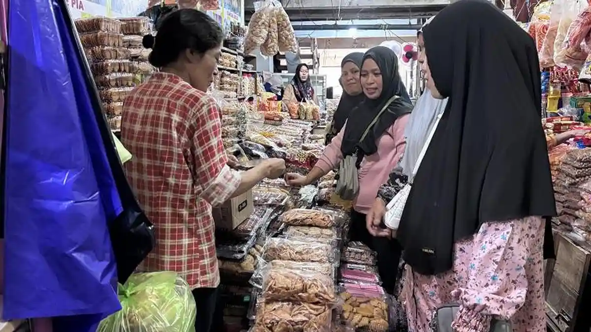 Harga Rp 25 Ribu, Warga Mulai Berburu Kue Lebaran di Pasar Wonomulyo Polman