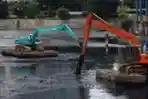 Pengerukan Lumpur Waduk Setiabudi Barat