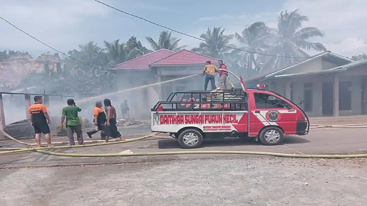 Sebuah Rumah di Desa Peniraman Sungai Pinyuh Ludes Terbakar, Pemilik Rumah Pasrah