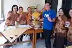 Calon-Bupati-Pati-Wahyu-Indriyanto-berfoto-bersama-para-anggota-PWRI.jpg