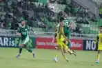 Pemain-PSMS-Medan-Clayton-Da-Silva-duel-udara-dengan-pemain-Sriwijaya-FC.jpg