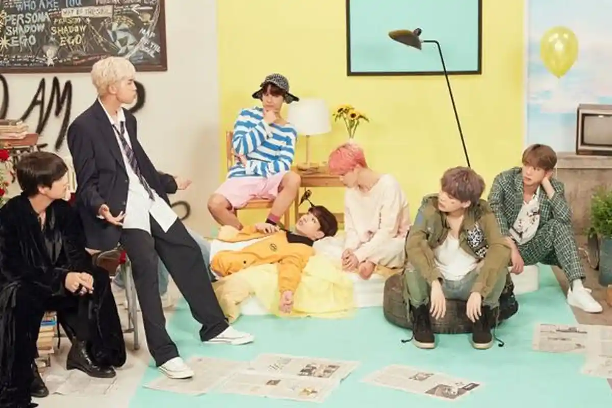 Foto BTS FESTA dari Tahun ke Tahun, Ada Keunikan dari Konsep Pakaian RM dkk