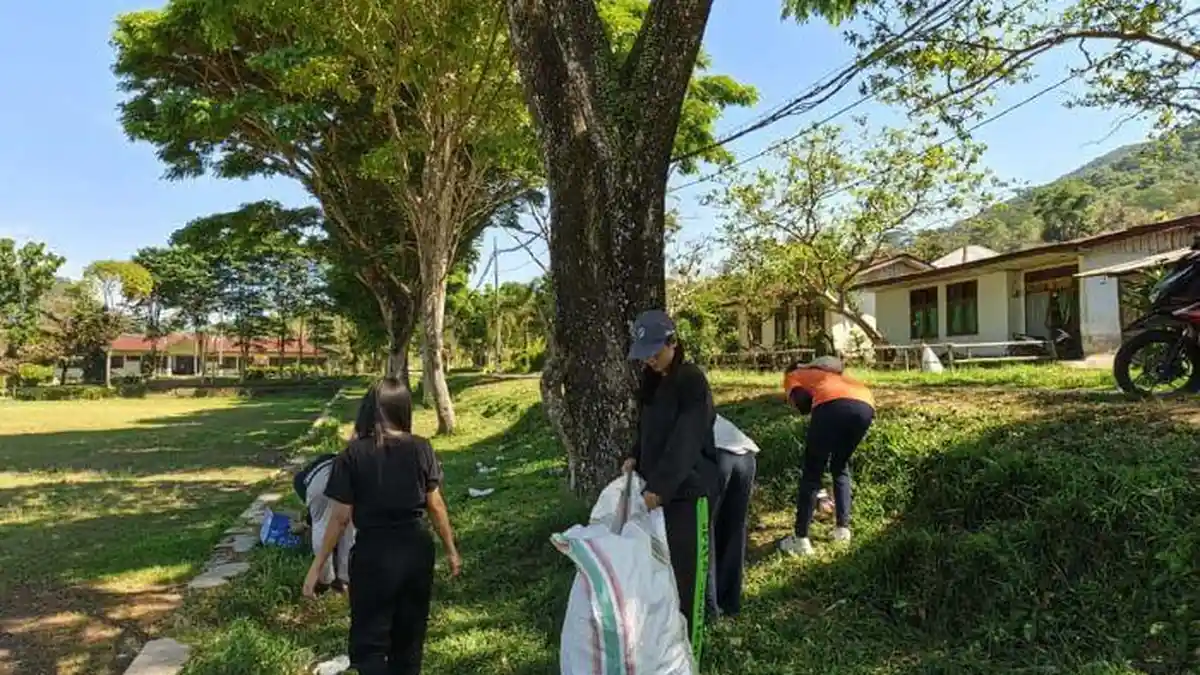 Mahasiswa KKN Unika Ruteng di Pagal Bersihkan Lapangan Bea Waja