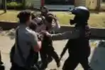 Mahasiswa Unismuh Demo Tolak RUU Pilkada Bentrok