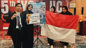 Foto-empat-mahasiswa-UHO-Kendari-berprestasi-raih-5th-International-Youth-Summit-di-Malaysia.jpg