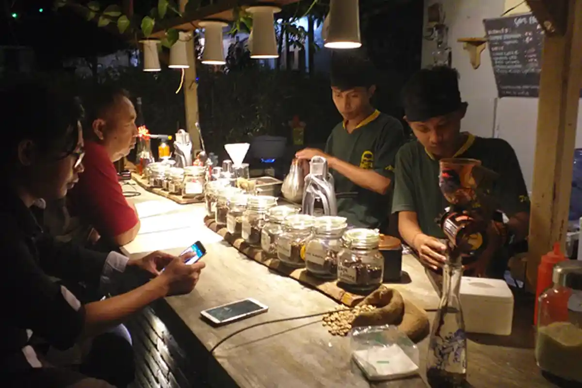 Menu Aneh Mulai 'Darah Perawan' sampai 'Janda Mandi' Ada di Kopi Omahan Sam Huget, Malang