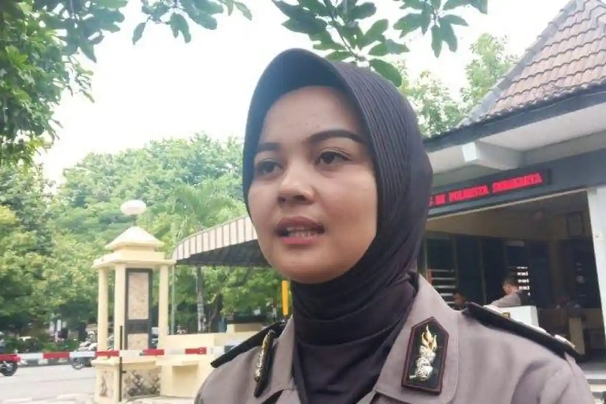 Polwan Cantik Didatangi Pemuda yang Jatuh Cinta hingga Datang Wanita Minta Motor Honda CBR 250