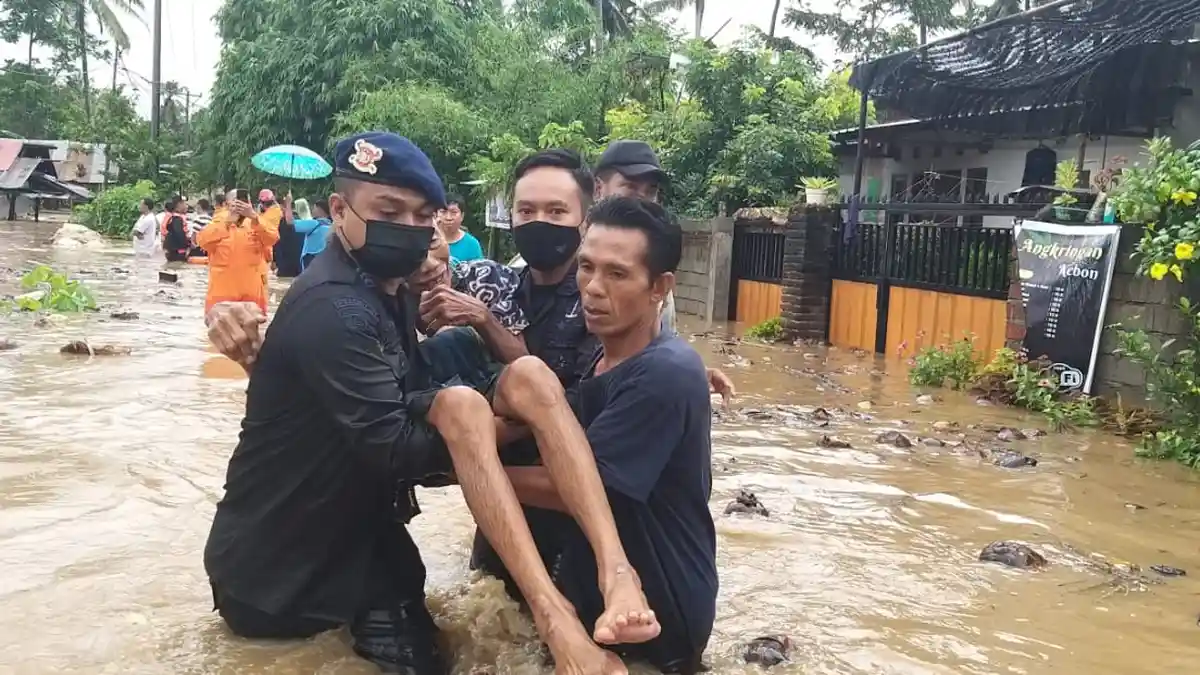 Polda NTB Kerahkan Pasukan Bantu Korban Banjir Lombok