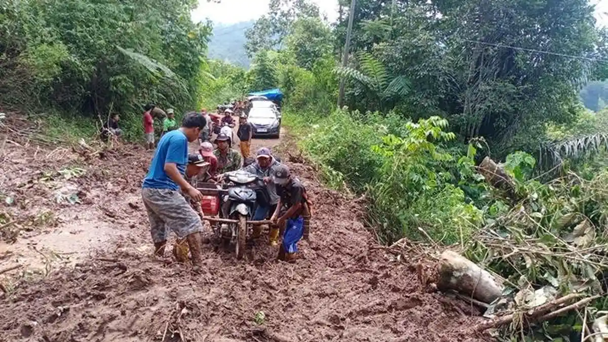 Longsor Setinggi 10 Meter di OKU Selatan, Warga Rela Rogoh Kocek Demi Bisa Melintas