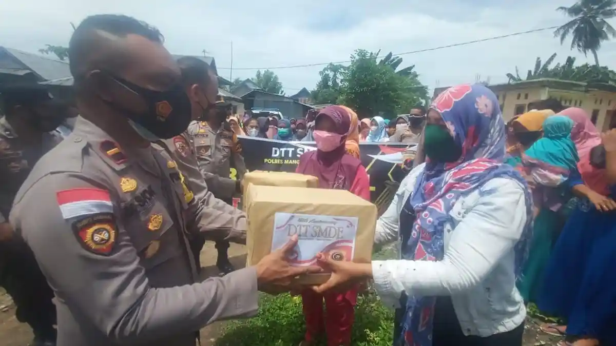 Alumni DTT-SMDE Polres Manggarai Barat Bagi Sembako Kepada Warga Terdampak Pandemi Covid-19
