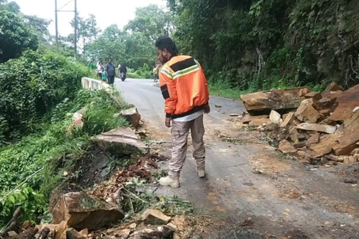 Material Longsor Batu di Tanah Datar Sumbar Dibersihkan, Jalur ke Puncak Pato Kembali Lancar