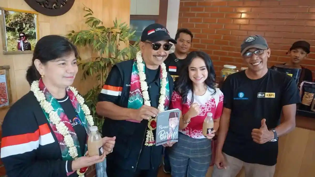 Menteri Pariwisata Arief Yahya Terima Buku Paman Birin dari Henny, Juga Perolah Uncle B Coffee