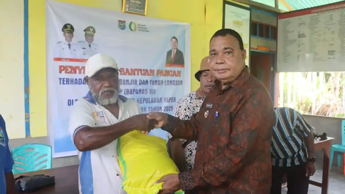 Bupati Yapen Benyamin Arisoy Salurkan Bantuan CPP dari Bapanas ke Warga Dampak Banjir di Dua Distrik