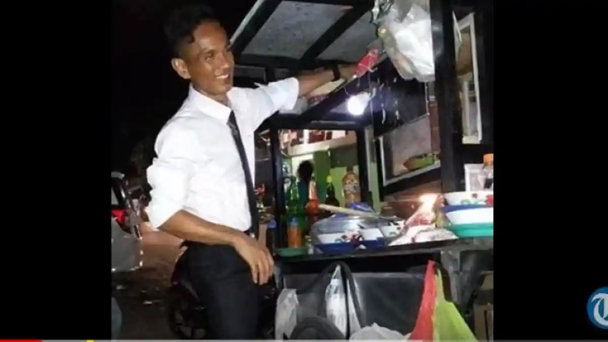 Wow. Penjual Bakso Ini Berpakaian Kayak Karyawan Kantor. Harga Baksonya Juga Murah Bingit